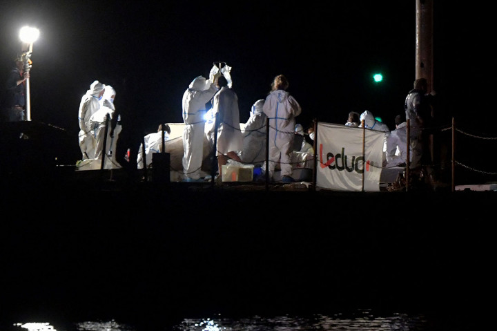 Operasi luar biasa untuk mengembalikannya ke laut bukan tanpa risiko bagi paus, yang sudah melemah dan tertekan, kata Brasseur, bagian dari tim Marineland yang dikirim untuk membantu penyelamatan, bersama LSM Sea Shepherd France.