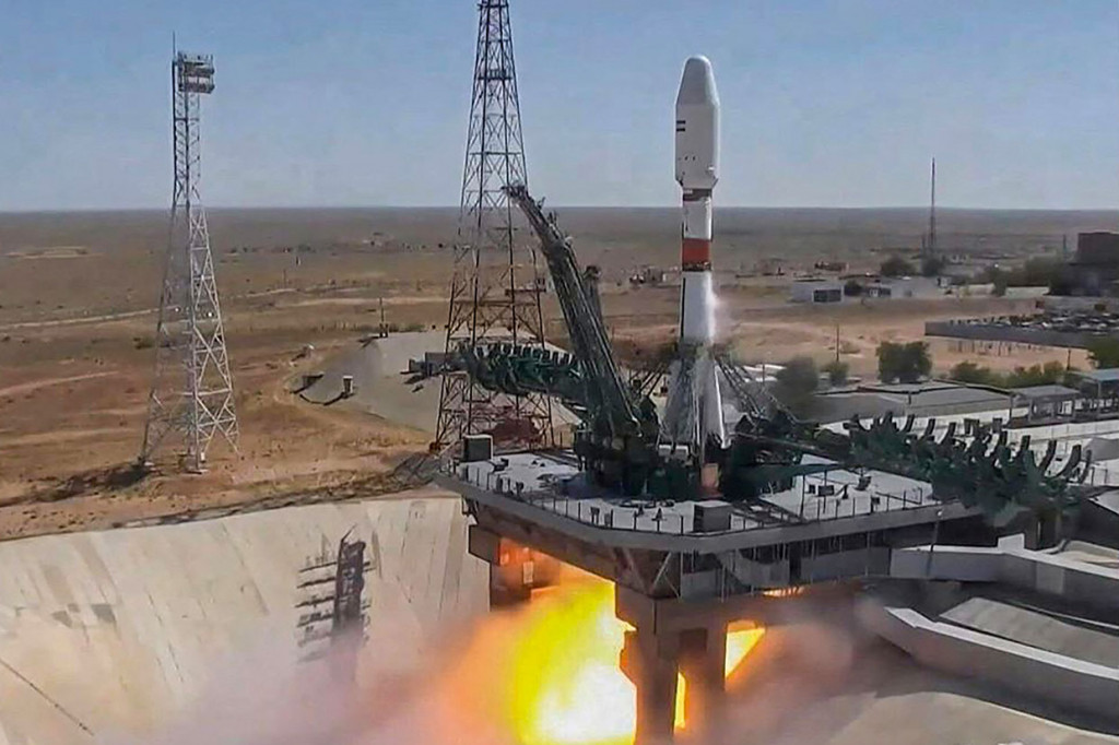 Roket Soyuz-2.1b yang membawa satelit Khayyam dari Iran meluncur dari landasan peluncuran di Baikonur Cosmodrome, Kazakhstan, Selasa, 9 Agustus 2022 waktu setempat.