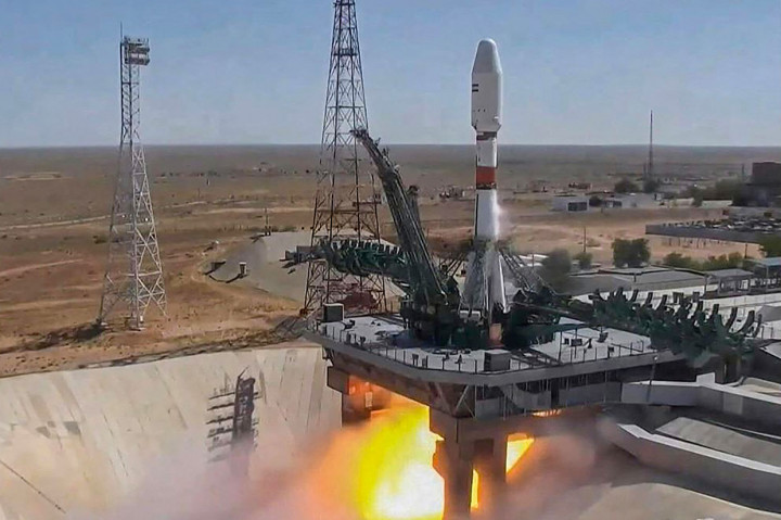 Roket Soyuz-2.1b yang membawa satelit Khayyam dari Iran meluncur dari landasan peluncuran di Baikonur Cosmodrome, Kazakhstan, Selasa, 9 Agustus 2022 waktu setempat.