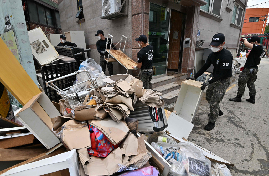 Hujan yang dimulai pada hari Senin adalah yang terberat sejak pengamatan cuaca Korea Selatan dimulai 115 tahun yang lalu, menurut Presiden Yoon Suk-yeol, yang meminta maaf atas 