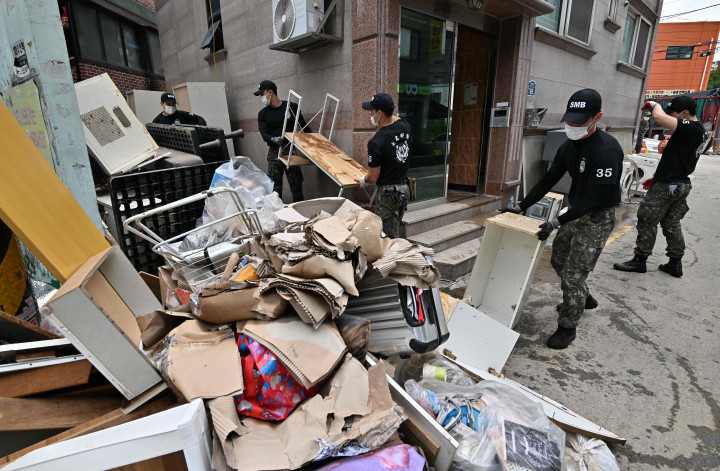 Hujan yang dimulai pada hari Senin adalah yang terberat sejak pengamatan cuaca Korea Selatan dimulai 115 tahun yang lalu, menurut Presiden Yoon Suk-yeol, yang meminta maaf atas 