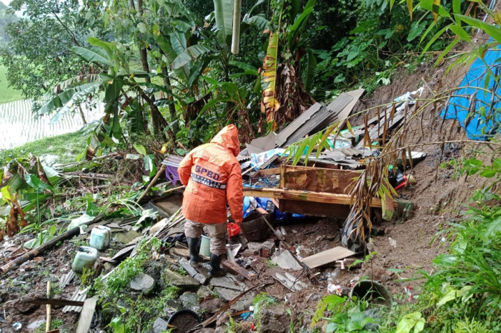 Longsor di jalan utama penghubung di Kecamatan Salopa menuju arah Cikatomas sempat menyeret sebuah mobil mikrobus (elf) dan beruntung tidak ada korban jiwa.