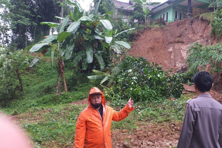 Hujan deras yang terjadi sejak sore kemarin hingga pagi ini menyebabkan jalan penghubung antar desa termasuk ruas jalan utama di Kecamatan Salopa menuju arah Cikatomas, Kabupaten Tasikmalaya, tertutup longsor sepanjang 10 meter dan kedalaman 1,5 meter. Longsor terjadi pukul 04.30 WIB, Rabu, 10 Agustus 2022.