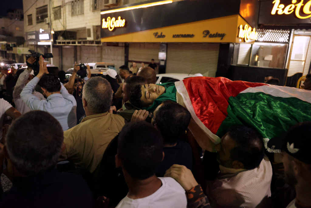 Pelayat membawa jasad warga Palestina Moamen Yassin Jaber, 17, yang ditembak mati selama bentrokan dengan pasukan Israel di kota Hebron Tepi Barat pada 9 Agustus 2022.
