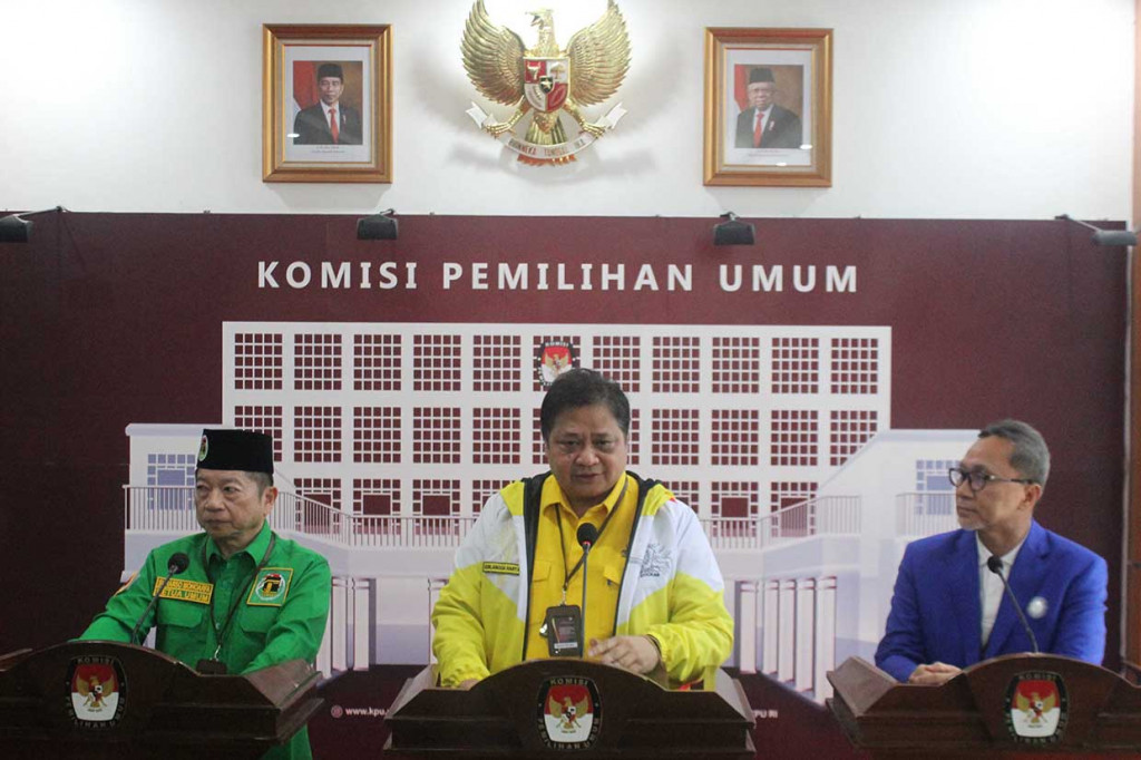 Ketua Umum Partai Golkar Airlangga Hartarto (tengah) memberikan keterangan pers disaksikan Ketua Umum Partai Persatuan Pembangunan (PPP) Suharso Monoarfa (kiri) dan Ketua Umum Partai Amanat Nasional (PAN) Zulkifli Hasan (kanan) di gedung KPU, Jakarta, Rabu, 10 Agustus 2022.