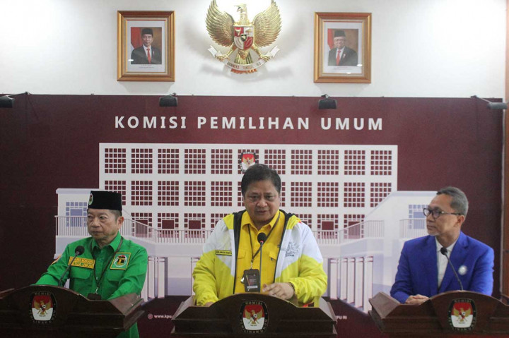 Ketua Umum Partai Golkar Airlangga Hartarto (tengah) memberikan keterangan pers disaksikan Ketua Umum Partai Persatuan Pembangunan (PPP) Suharso Monoarfa (kiri) dan Ketua Umum Partai Amanat Nasional (PAN) Zulkifli Hasan (kanan) di gedung KPU, Jakarta, Rabu, 10 Agustus 2022.