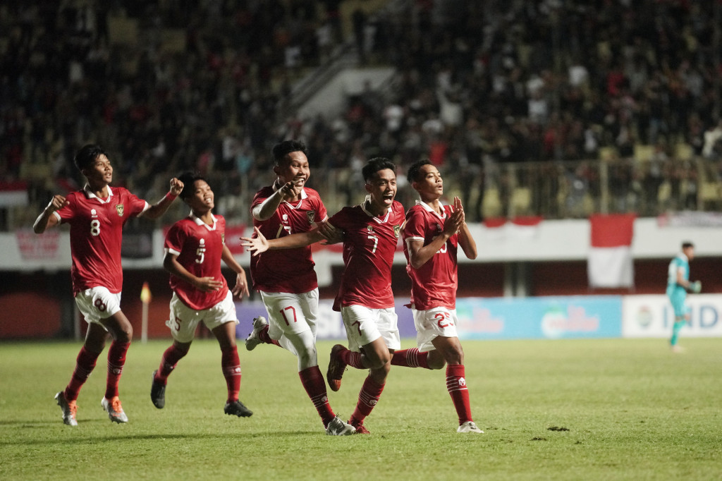 Timnas Indonesia U-16 maju ke final Piala AFF U-16 2022. Bertanding di Stadion Maguwoharjo, Sleman, Yogyakarta, Rabu, 10 Agustus 2022, Garuda Asia mengalahkan Myanmar 5-4 lewat adu penalti, usai berimbang 1-1 selama 90 menit.