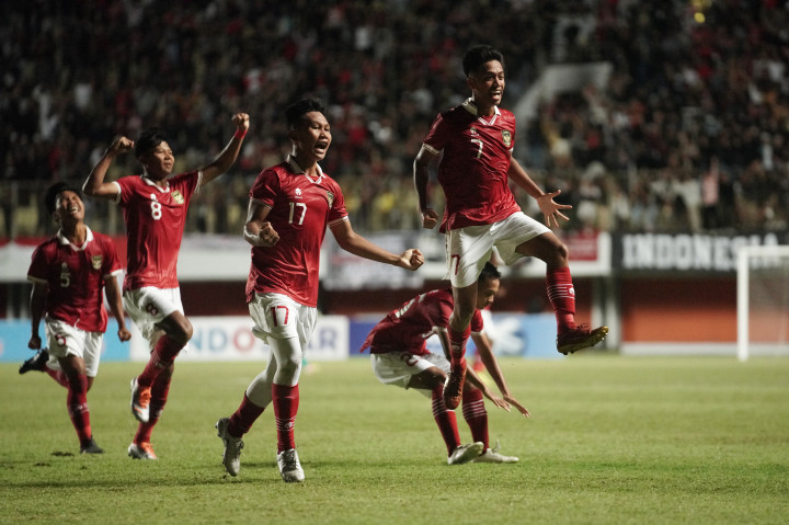 Di babak penalti, Indonesia bisa unggul atas Myanmar dengan skor 5-4. Satu penendang Myanmar, Shine Wana Aung, gagal menceploskan bola usai arah tembakannya bisa terbaca Andrika Fathur. Hingga waktu normal habis, skor imbang tak berubah, sehingga laga mesti dilanjutkan ke babak adu penalti.