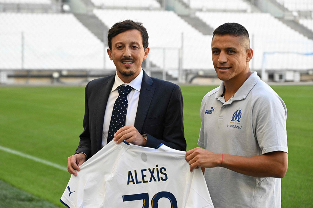 Striker Alexis Sanchez (kanan) berpose di sebelah direktur olahraga Olympique de Marseille, Javier Ribalta setelah diumumkan sebagai pemain baru klub tersebut di Stade Velodrome, Marseille, Prancis, pada Rabu, 10 Agustus 2022.
