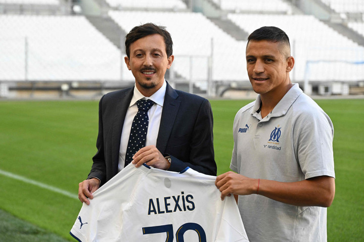 Striker Alexis Sanchez (kanan) berpose di sebelah direktur olahraga Olympique de Marseille, Javier Ribalta setelah diumumkan sebagai pemain baru klub tersebut di Stade Velodrome, Marseille, Prancis, pada Rabu, 10 Agustus 2022.