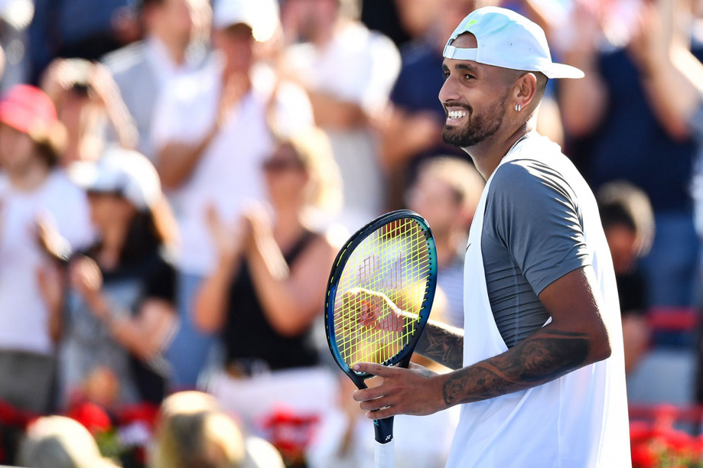 Nick Kyrgios melakukan selebrasi setelah berhasil menggulingkan petenis nomor satu dunia Daniil Medvedev pada babak kedua ATP Montreal Masters, Rabu, 10 Agustus 2022 waktu setempat.