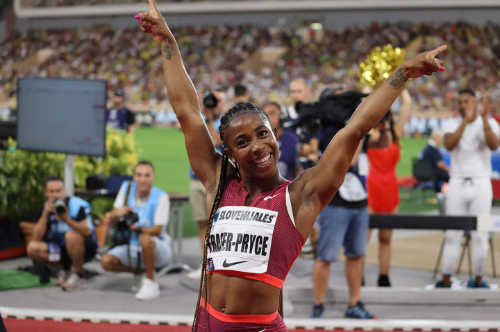 Atlet Jamaika Shelly-Ann Fraser-Pryce melakukan selebrasi setelah menjuarai nomor 100m putri pada Diamond League di Monako, Rabu, 10 Agustus 2022 waktu setempat.