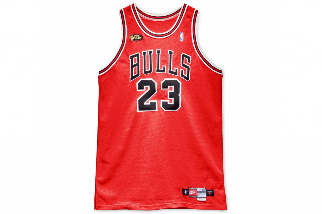 Jersey Chicago Bulls berwarna merah nan ikonik dengan nomor punggung 23 tersebut adalah seragam kedua yang dikenakan Jordan yang bakal dilelang.