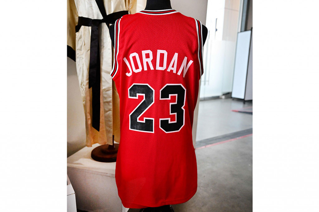 Menurut Sotheby, sebagian besar jersey Jordan dalam Final NBA yang dijuarainya masih disimpan oleh yang bersangkutan, kecuali satu yang sudah ia donasikan ke Museum Nasional Smithsonian untuk Sejarah dan Budaya Afrika Amerika.