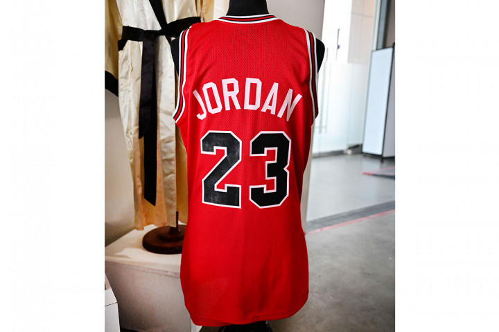 Menurut Sotheby, sebagian besar jersey Jordan dalam Final NBA yang dijuarainya masih disimpan oleh yang bersangkutan, kecuali satu yang sudah ia donasikan ke Museum Nasional Smithsonian untuk Sejarah dan Budaya Afrika Amerika.