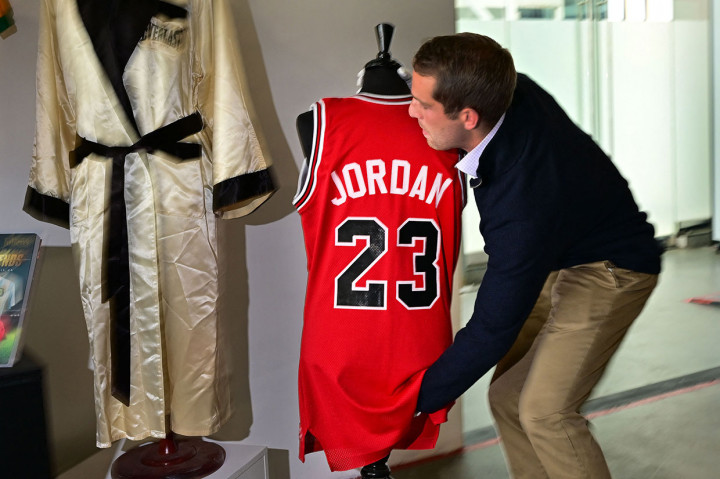 Jordan menghabiskan sebagian besar kariernya di Bulls, di mana ia enam kali menjuarai NBA, tapi sempat kembali dari pensiun pada 2001 dan main dua musim bersama Washington Wizards. Musim terakhirnya di Bulls diceritakan dari sudut pandang Jordan dalam serial dokumenter The Last Dance yang dirilis pada 2020.