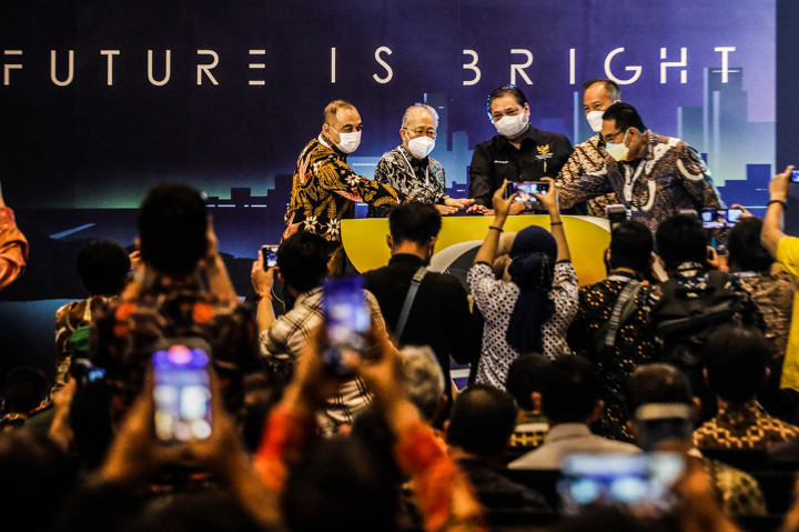 Menteri Koordinator Bidang Perekonomian Airlangga Hartarto yang didampingi Menteri Perindustrian Agus Gumiwang Kartasasmita, Ketua Umum Gaikindo Yohannes Nangoi, serta Ketua Penyelenggara GIIAS 2022 Rizwan Alamsjah menekan tombol saat membuka pameran otomotif Gaikindo Indonesia International Auto Show (GIIAS) 2022 di ICE, BSD, Tangerang Selatan, Kamis, 11 Agustus 2022.