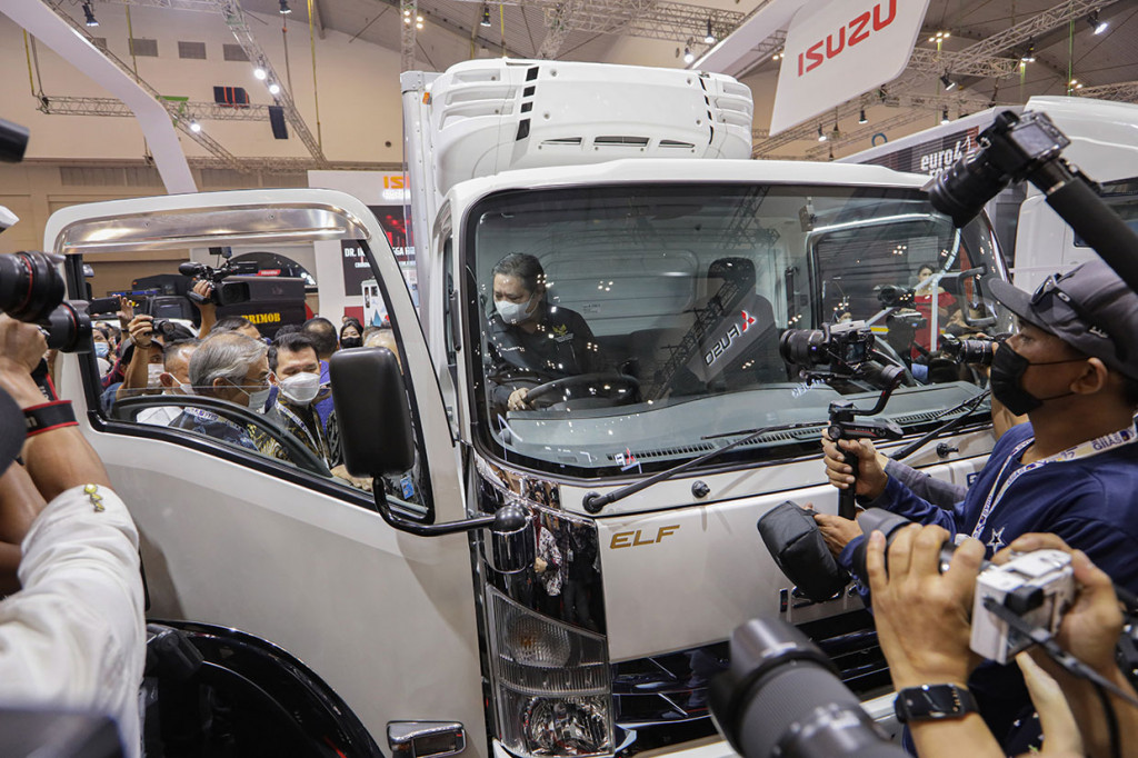 Lebih lanjut, ia mengatakan pemerintah melalui berbagai regulasi dan insentif hadir untuk mendorong kehadiran kendaraan listrik agar lebih familier oleh masyarakat Indonesia.