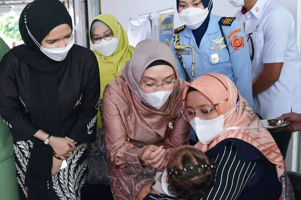 Istri Wakil Presiden Wury Ma'ruf Amin berkesempatan memberikan vitamin A kepada seorang bayi, di sela kegiatan mendampingi Wapres Ma'ruf Amin meninjau Posyandu Kenanga di Banjarbaru, Kalimantan Selatan, Kamis, 11 Agustus 2022. Wury memberikan vitamin A dengan cara meneteskannya ke mulut bayi.