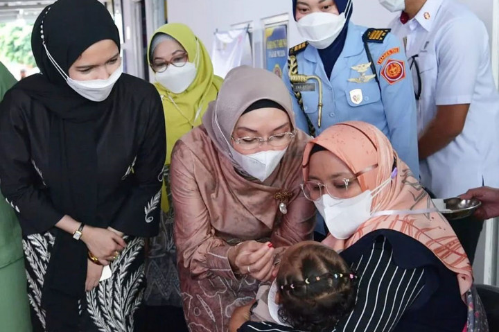 Istri Wakil Presiden Wury Ma'ruf Amin berkesempatan memberikan vitamin A kepada seorang bayi, di sela kegiatan mendampingi Wapres Ma'ruf Amin meninjau Posyandu Kenanga di Banjarbaru, Kalimantan Selatan, Kamis, 11 Agustus 2022. Wury memberikan vitamin A dengan cara meneteskannya ke mulut bayi.