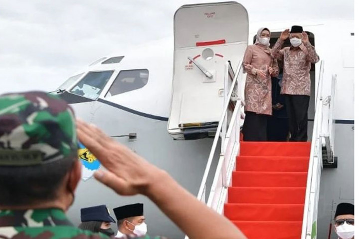 Pesawat Kepresidenan Boeing 737-TNI AU yang membawa Wapres dan rombongan lepas landas dari Bandara Syamsudin Noor, Banjarbaru menuju Bandara Halim Perdanakusuma, Jakarta, pukul 13.15 WITA.