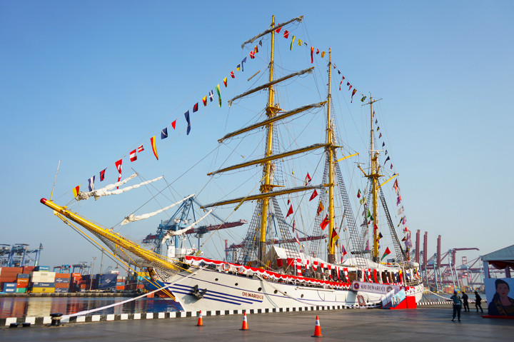 Potret KRI Dewaruci yang sedang bersandar di dermaga Kolinlamil, Pangkalan Angkatan Laut, Jakarta, Kamis, 11 Agustus 2022.