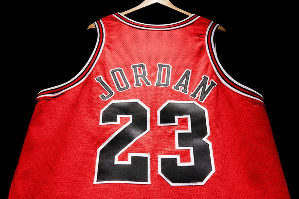 Jersey yang dikenakan legenda bola basket Michael Jordan dalam Gim 1 final NBA 1998 siap dilelang pada September mendatang, dengan nilai estimasi penjualan USD3-5 juta (sekira Rp44,3-73,9 miliar), demikian diumumkan balai lelang Sotheby pada Rabu, 10 Agustus 2022 waktu setempat.