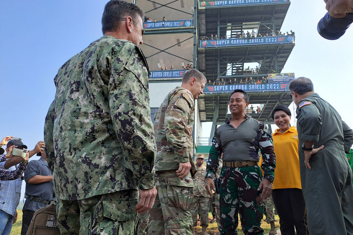 Panglima TNI Jenderal TNI Andika Perkasa bersama Panglima Komando Indo Pasifik Admiral John C Aquilino meninjau pelaksanaan latihan puncak (combine arms life fire exercise) atau latihan tembakan munisi tajam terintegrasi antar kecabangan Super Garuda Shield di pusat latihan tempur Kodiklat Baturaja, OKU, Sumatra Selatan, Jumat, 12 Agustus 2022.