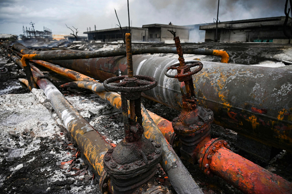 Selain itu, pipa besi dan infrastruktur tanki rusak, melengkung dan rusak parah. 