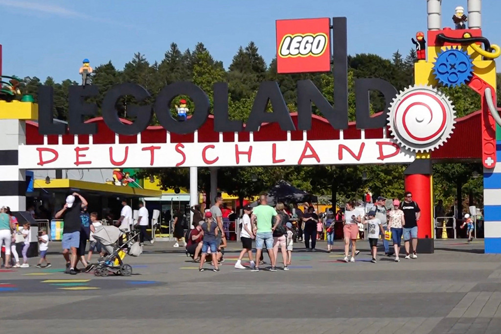 Kecelakaan roller coaster terjadi di taman hiburan Legoland di Jerman selatan, melukai 31 orang pada Kamis 12 Agustus 2022, menurut pihak berwenang setempat.