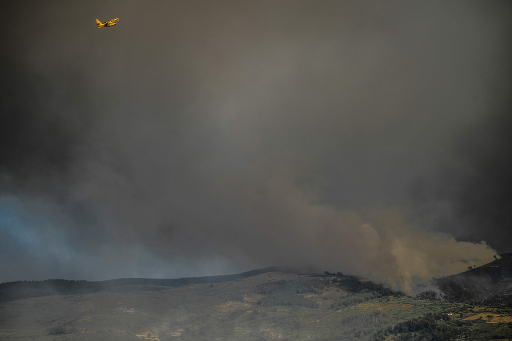 Gelombang panas yang melanda Portugal membuat hutan Videmonte, Celorico da Beira, Portugal, terbakar, Kamis, 11 Agustus 2022.