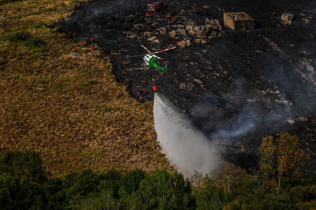 Helikopter darurat menjatuhkan air di atas kebakaran hutan di Linhares, Celorico da Beira, pada 11 Agustus 2022.