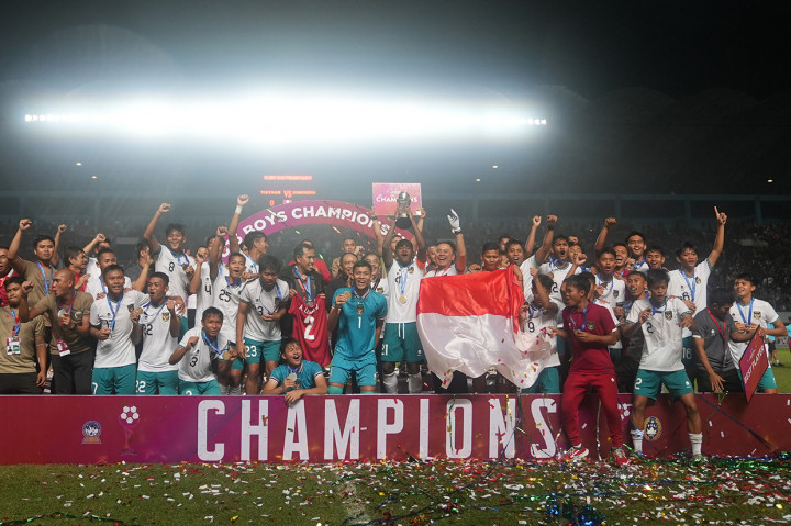 Saat upacara pemberian penghargaan, Kapten Timnas Indonesia U-16, Muhammad Iqbal Gwijangge, mengajak Menpora Zainudin Amali dan Ketum PSSI Mochamad Iriawan untuk mengangkat trofi tersebut bersama-sama. 