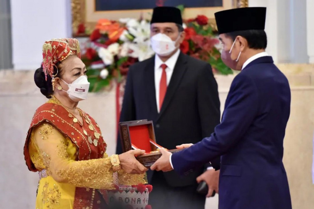 Presiden Joko Widodo menganugerahkan tanda kehormatan Republik Indonesia kepada total 127 orang penerima dalam upacara Penganugerahan Tanda Kehormatan di Istana Negara, Jakarta, Jumat, 12 Agustus 2022.
