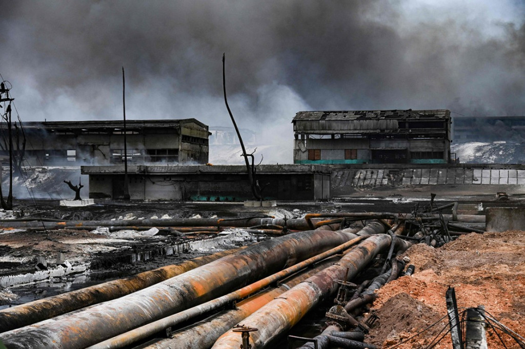 Potret area hancurnya tanki yang meledak di dekat pelabuhan supertanker Kuba di Matanzas, Kuba, pada Rabu, 10 Agustus 2022.