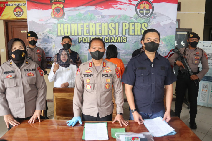 Seorang ibu muda berinisial NR (30), warga Banjarsari, Kabupaten Ciamis, ditahan di Kepolisian Resor (Polres) Ciamis, Jawa Barat.