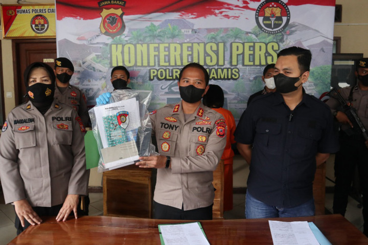 Pelaku diduga telah menggelapkan dana arisan dengan korban sebanyak 24 orang, yang semuanya adalah perempuan. Diketahui kerugian mencapai Rp665 juta.
