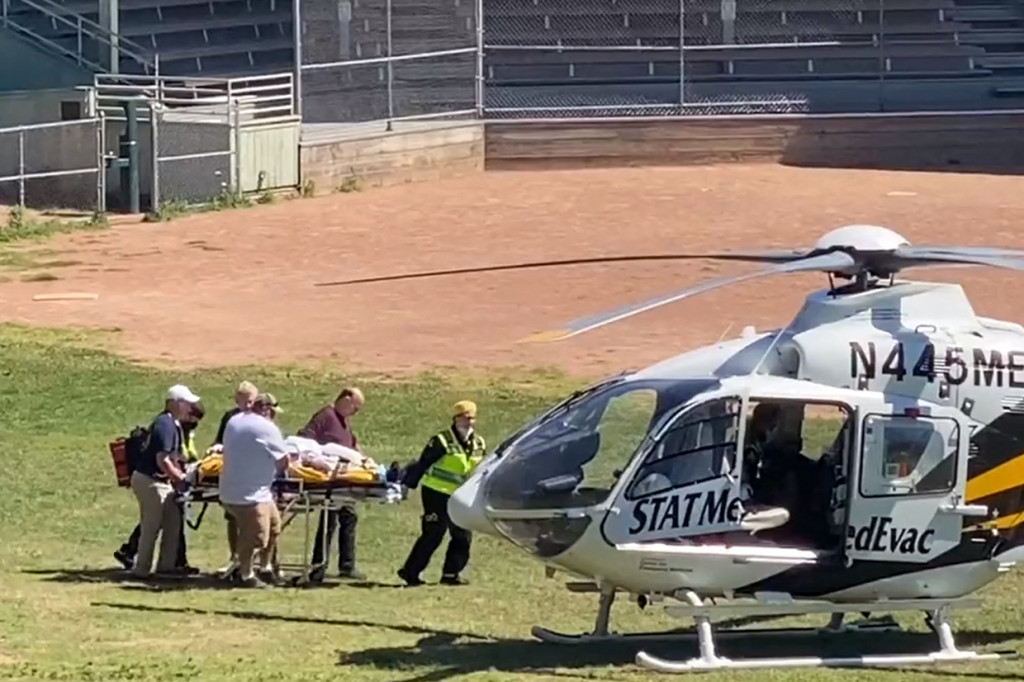 Tangkapan layar dari video Horatio Gates yang direkam pada 12 Agustus 2022, Salman Rushdie terlihat sedang dibawa ke helikopter evakuasi medis di dekat Institusi Chautauqua setelah ditikam di leher saat menghadiri acara bincang-bincang yang digelar Institusi Chautauqua di New York.