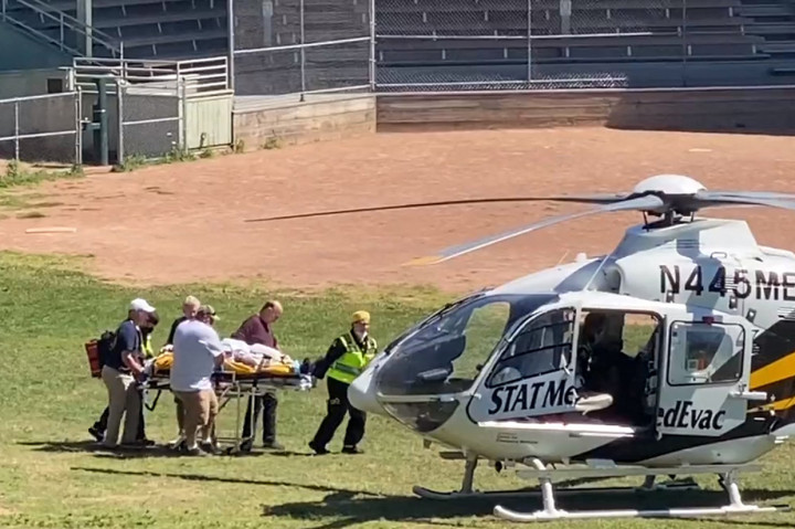 Tangkapan layar dari video Horatio Gates yang direkam pada 12 Agustus 2022, Salman Rushdie terlihat sedang dibawa ke helikopter evakuasi medis di dekat Institusi Chautauqua setelah ditikam di leher saat menghadiri acara bincang-bincang yang digelar Institusi Chautauqua di New York.