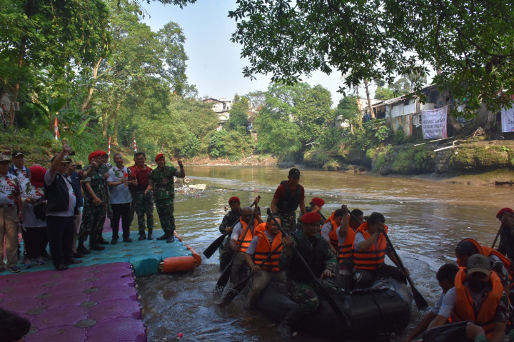 Acara ini diinisiasi oleh Danjen Kopassus Mayor Jenderal TNI Iwan Setiawan S.E., M.M. dan dihadiri oleh Dangrup 3 Kopassus Kolonel Inf Donny Pramono, Asisten Teritorial Kopassus Letkol Inf Irfan Amir, Wadangrup 3 Kopassus Letkol Inf Nur Wahyudi dan Kepala Bidang Operasi Balai Besar Wilayah Sungai Ciliwung Cisadane Bapak Jaya Sampurna. Selain pejabat militer juga hadir ke 8 Lurah yang warganya turut berpartisipasi yaitu Lurah Pekayon, Lurah Baru, Lurah Gedong, Lurah Kalisari, Lurah Ciracas, Lurah Susukan, Lurah Tanjung Barat dan Lurah Lenteng Agung.