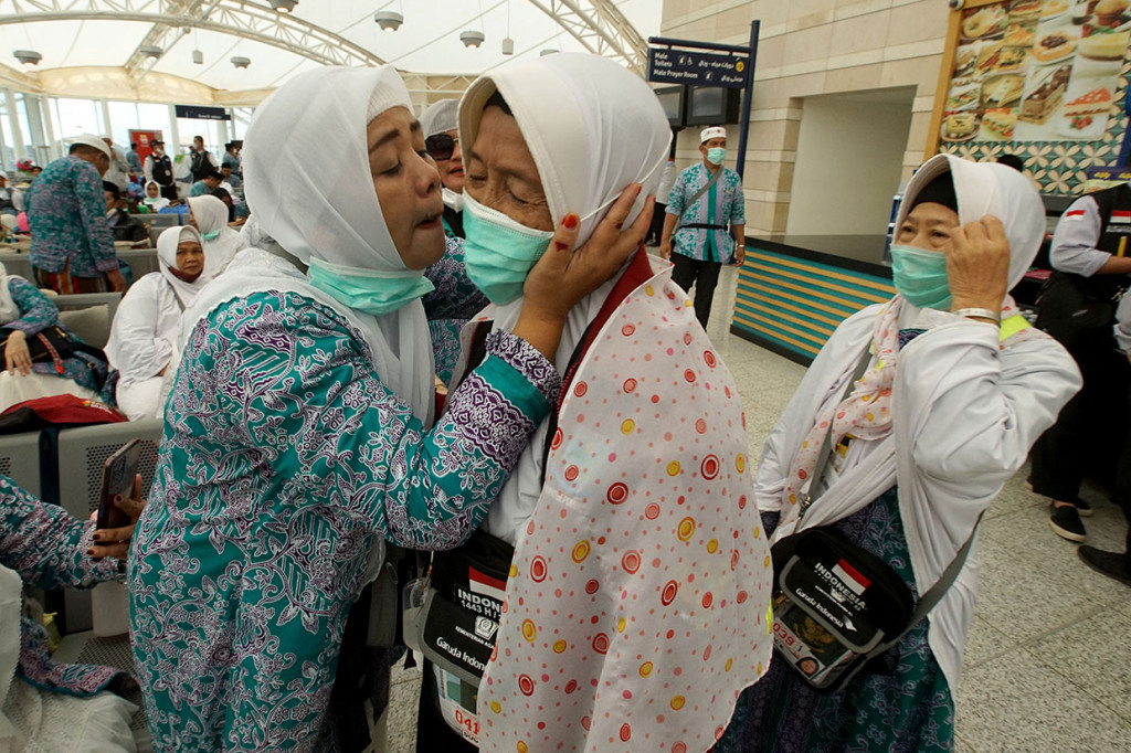 Jemaah haji Indonesia Kloter SOC 43 yang merupakan kloter terakhir ke tanah air saling berpelukan sebelum keberangkatan di Bandara AMMA, Madinah, Arab Saudi, Sabtu, 13 Agustus 2022.