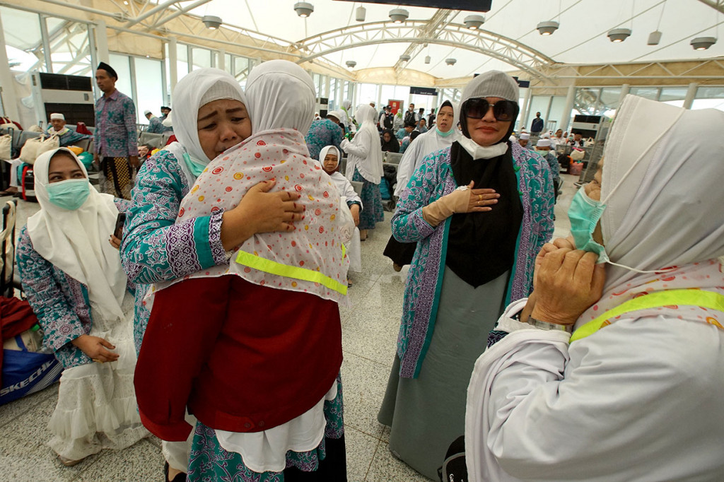 Mereka adalah jemaah haji Indonesia yang tergabung dalam kelompok terbang (kloter) 43 Embarkasi Solo (SOC 43) sebanyak 254 orang.