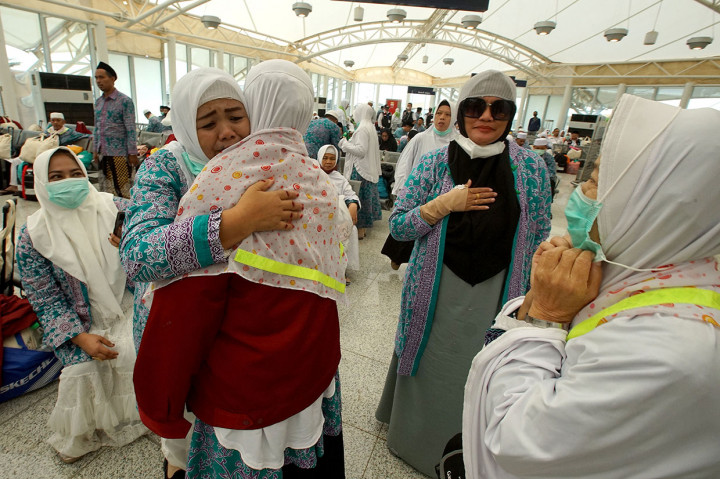 Mereka adalah jemaah haji Indonesia yang tergabung dalam kelompok terbang (kloter) 43 Embarkasi Solo (SOC 43) sebanyak 254 orang.