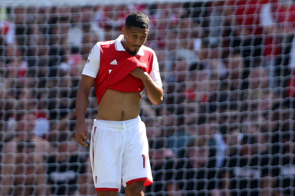 Arsenal yang tampil dominan, harus kebobolan pada menit ke-53. Leicester City berhasil memperkecil ketertinggalan setelah William Saliba melakukan aksi bunuh diri.