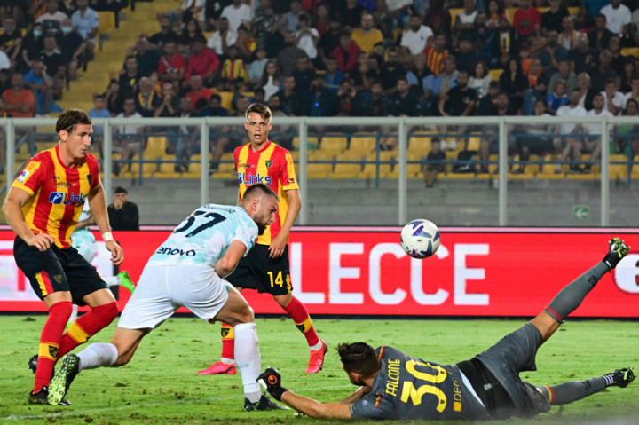 Setelah gawangnya kebobolan, Inter mencoba meningkatkan serangan agar kembali unggul.