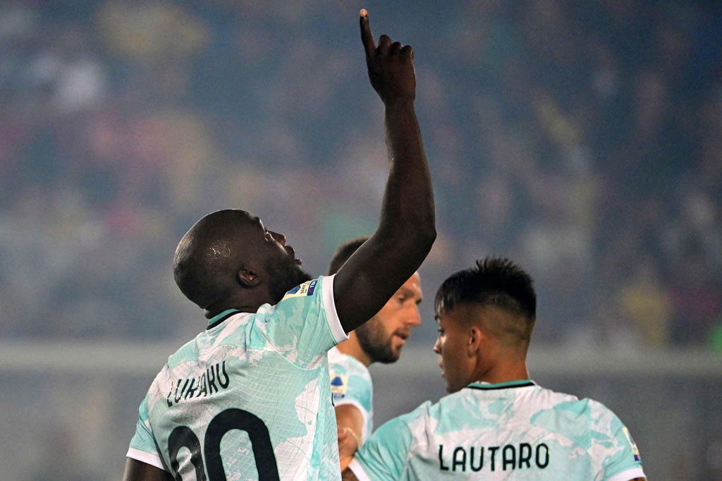 Inter langsung unggul pada menit ke-2. Romelu Lukaku berhasil menjebol gawang Lecce dengan sundulan dari umpan Matteo Darmian.