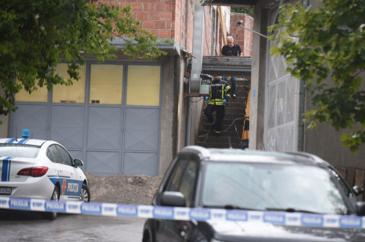 Personel layanan darurat, petugas polisi, dan penyelidik melakukan penyelidikan di lokasi penembakan di Cetinje, di Montenegro, pada Jumat, 12 Agustus 2022.