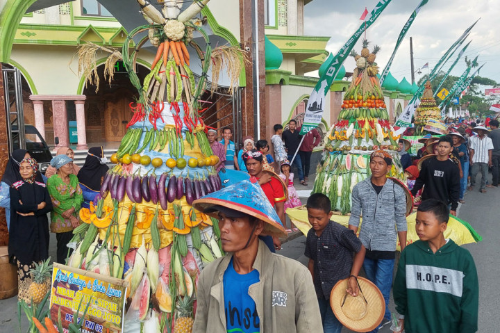 Kepala Dinas Pariwisata Kebudayaan dan Pariwisata Kabupaten Kudus, Mutrikah, mengapresiasi kegiatan masyarakat yang terus melestarikan budaya kirab gunungan hasil bumi tersebut.