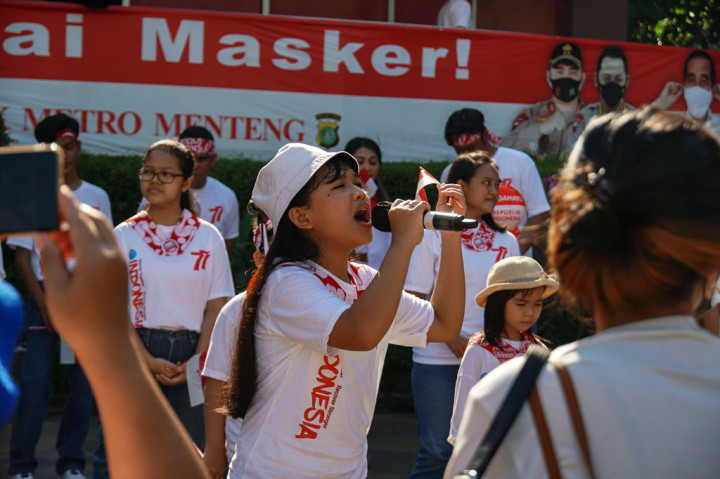 Kelompok Paduan Suara Merah Putih menyanyikan lagu kebangsaan pada Hari Bebas Kendaraan Bermotor (CFD) di kawasan Bundaran HI, Jakarta, Minggu, 14 Agustus 20222. 
