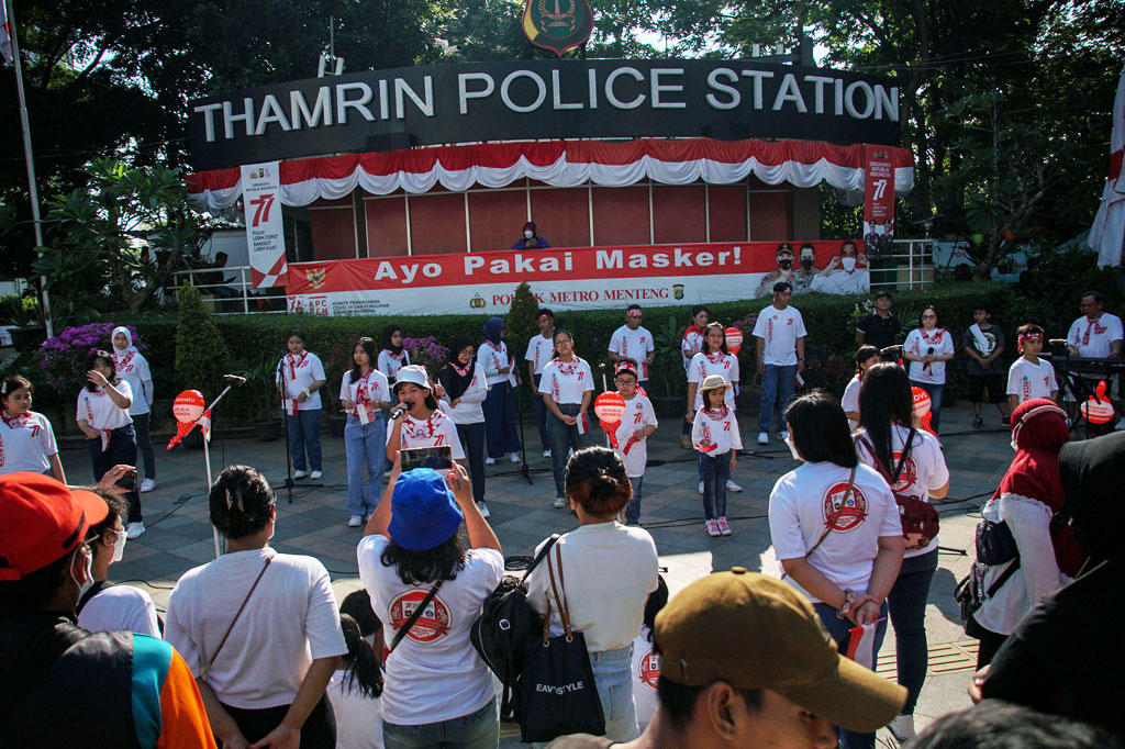 Kegiatan paduan suara tersebut dalam rangka menyambut Hari Ulang Tahun Ke-77 Kemerdekaan RI. 